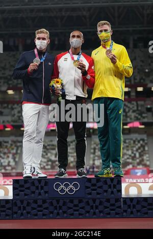 Tokio, Japan. August 2021. Goldmedaillengewinnerin Damian Warner (C) aus Kanada, Silbermedaillengewinnerin Kevin Mayer (L) aus Frankreich und Bronzemedaillengewinnerin Ashley Moloney aus Australien reagieren während der Preisverleihung des Men's Decathlon bei den Olympischen Spielen 2020 in Tokio, Japan, am 6. August 2021. Quelle: Lui Siu Wai/Xinhua/Alamy Live News Stockfoto