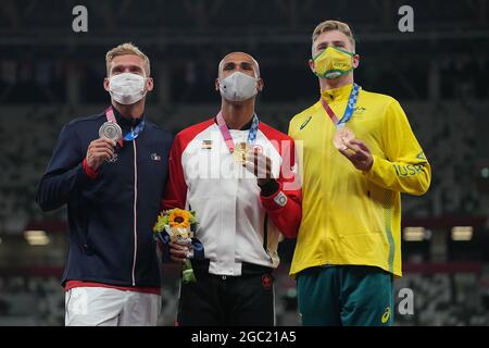 Tokio, Japan. August 2021. Goldmedaillengewinnerin Damian Warner (C) aus Kanada, Silbermedaillengewinnerin Kevin Mayer (L) aus Frankreich und Bronzemedaillengewinnerin Ashley Moloney aus Australien reagieren während der Preisverleihung des Men's Decathlon bei den Olympischen Spielen 2020 in Tokio, Japan, am 6. August 2021. Quelle: Lui Siu Wai/Xinhua/Alamy Live News Stockfoto