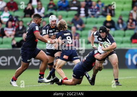 MELBOURNE, AUSTRALIEN - 18. APRIL: Lachlan Lonergan von den Brumbies spielt den Ball während des Super Rugby AU-Spiels der 9. Runde zwischen den Melbourne Rebels und ACT Brumbies am 18. April 2021 im AAMI Park in Melbourne, Australien. Quelle: Brett Keating/Speed Media/Alamy Live News Stockfoto