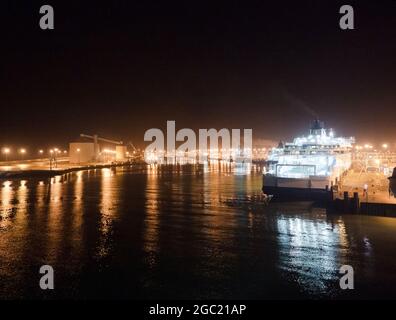 Calais, Frankreich - 5. Februar 2017. Leuchtendes Fährschiff im Hafen von Mitternacht. Alle Autos, Busees und LKWs sind bereits beladen und das Boot ist bereit zum Verlassen Stockfoto