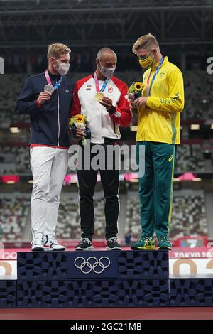 Tokio, Japan. August 2021. Goldmedaillengewinnerin Damian Warner (C) aus Kanada, Silbermedaillengewinnerin Kevin Mayer (L) aus Frankreich und Bronzemedaillengewinnerin Ashley Moloney aus Australien reagieren während der Preisverleihung des Men's Decathlon bei den Olympischen Spielen 2020 in Tokio, Japan, am 6. August 2021. Quelle: Lui Siu Wai/Xinhua/Alamy Live News Stockfoto