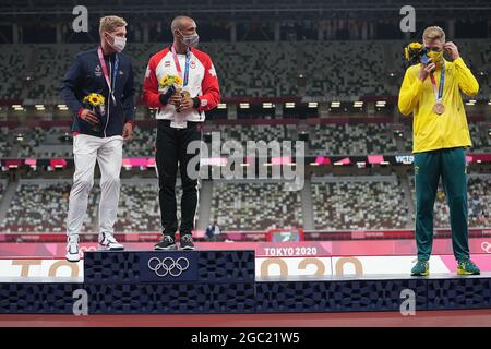 Tokio, Japan. August 2021. Goldmedaillengewinnerin Damian Warner (C) aus Kanada, Silbermedaillengewinnerin Kevin Mayer (L) aus Frankreich und Bronzemedaillengewinnerin Ashley Moloney aus Australien reagieren während der Preisverleihung des Men's Decathlon bei den Olympischen Spielen 2020 in Tokio, Japan, am 6. August 2021. Quelle: Lui Siu Wai/Xinhua/Alamy Live News Stockfoto