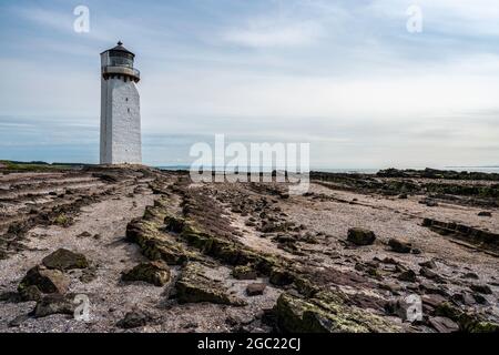 Southerness Leuchtturm an einem sonnigen Sommermorgen. Dumfries und Galloway South Coast, Schottland, Vereinigtes Königreich. Stockfoto