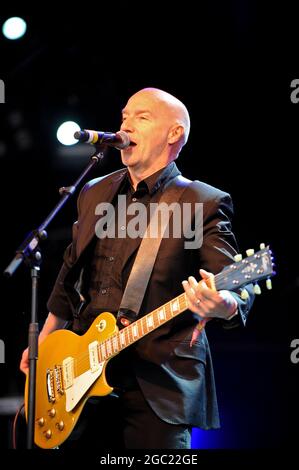 Midge Ure bei Lets Rock in den 80er Jahren in Leeds Stockfoto