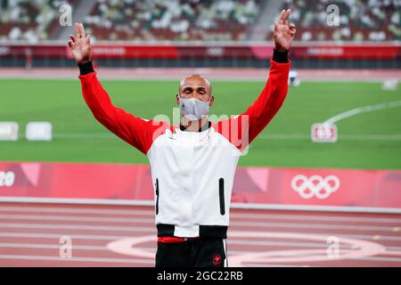 Tokio, Japan. August 2021. Der kanadische Zehnkampf-Goldmedaillengewinnerin Damian Warner winkt bei der Medaillenzeremonie im Olympiastadion bei den Olympischen Sommerspielen 2020 in Tokio, Japan, am Freitag, den 6. August 2021, zu den Kameras. Damian Warner aus Kanada holte Gold mit 9018 Punkten, Kevin Mayer aus Frankreich mit 8726 Punkten Silber und Ashley Moloney aus Australien mit 8649 Punkten Bronze. Foto von Tasos Katopodis/UPI Credit: UPI/Alamy Live News Stockfoto