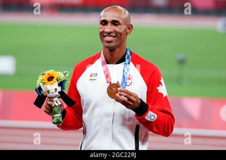 Tokio, Japan. August 2021. Der kanadische Zehnkampf-Goldmedaillengewinnerin Damian Warner posiert für ein Foto während der Medaillenzeremonie im Olympiastadion bei den Olympischen Sommerspielen 2020 in Tokio, Japan, am Freitag, den 6. August 2021. Damian Warner aus Kanada holte Gold mit 9018 Punkten, Kevin Mayer aus Frankreich mit 8726 Punkten Silber und Ashley Moloney aus Australien mit 8649 Punkten Bronze. Foto von Tasos Katopodis/UPI Credit: UPI/Alamy Live News Stockfoto