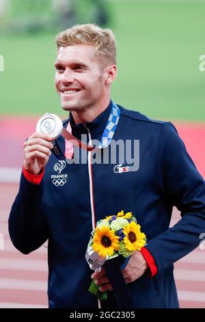 Tokio, Japan. August 2021. Der französische Zehnkampf-Silbermedaillengewinnerin Kevin Mayer posiert für ein Foto während der Medaillenzeremonie im Olympiastadion bei den Olympischen Sommerspielen 2020 in Tokio, Japan, am Freitag, den 6. August 2021. Damian Warner aus Kanada holte Gold mit 9018 Punkten, Kevin Mayer aus Frankreich mit 8726 Punkten Silber und Ashley Moloney aus Australien mit 8649 Punkten Bronze. Foto von Tasos Katopodis/UPI Credit: UPI/Alamy Live News Stockfoto