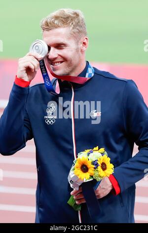 Tokio, Japan. August 2021. Der französische Zehnkampf-Silbermedaillengewinnerin Kevin Mayer posiert für ein Foto während der Medaillenzeremonie im Olympiastadion bei den Olympischen Sommerspielen 2020 in Tokio, Japan, am Freitag, den 6. August 2021. Damian Warner aus Kanada holte Gold mit 9018 Punkten, Kevin Mayer aus Frankreich mit 8726 Punkten Silber und Ashley Moloney aus Australien mit 8649 Punkten Bronze. Foto von Tasos Katopodis/UPI Credit: UPI/Alamy Live News Stockfoto