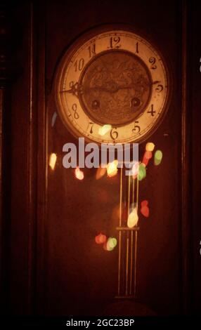 Vintage-Holzuhr, die an der Wand hängt Stockfoto