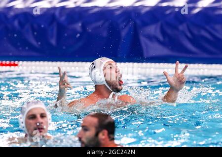 TOKIO, JAPAN - 6. AUGUST: Dusan Mandic aus Serbien während des Halbfinalspiels der Männer beim Olympischen Wasserball-Turnier Tokio 2020 zwischen Serbien und Spanien am 6. August 2021 im Tatsumi Waterpolo Center in Tokio, Japan (Foto: Marcel ter Bals/Orange Picles) Stockfoto