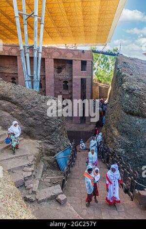 LALIBELA, ÄTHIOPIEN - 2020. JANUAR: Lokale äthiopische Gläubige besuchen die bedeckte Felsenkirche Bete Medhane Alem in der Stadt Lalibela. Stockfoto