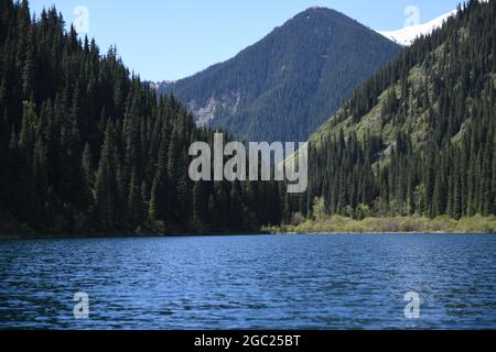 Panorama des Bergsees, Nationalpark Kolsay Lakes, Kasachstan Stockfoto