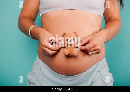 Eine Schwangerin, die ein Kind erwartet, streichelt ihren Bauch Stockfoto