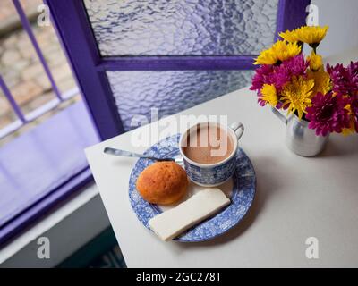 Heiße Schokolade und Käse werden in einem Café in Bogota, Kolumbien, serviert. Stockfoto