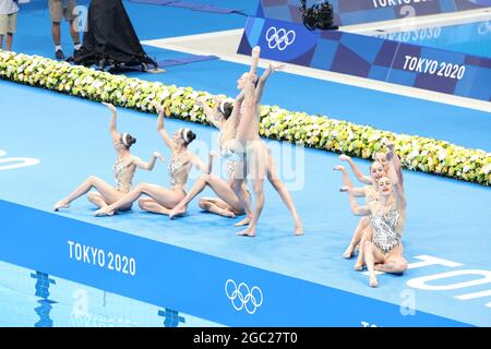 Tokio, Japan. August 2021. Tokio, Japan. 6. August 2021: Tokio, Japan. August 2021. Team Ukraine (UKR) Artistic Swimming : Team Technical Routine während der Olympischen Spiele 2020 in Tokio im Tokyo Aquatics Center in Tokio, Japan . Kredit: AFLO SPORT/Alamy Live Nachrichten Gutschrift: Aflo Co. Ltd./Alamy Live Nachrichten Stockfoto