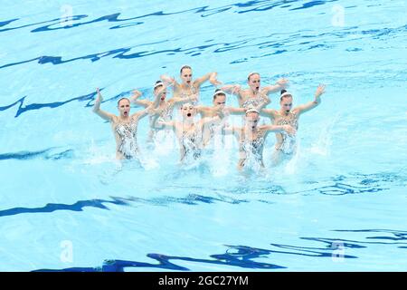 Tokio, Japan. August 2021. Tokio, Japan. 6. August 2021: Tokio, Japan. August 2021. Team Ukraine (UKR) Artistic Swimming : Team Technical Routine während der Olympischen Spiele 2020 in Tokio im Tokyo Aquatics Center in Tokio, Japan . Kredit: AFLO SPORT/Alamy Live Nachrichten Gutschrift: Aflo Co. Ltd./Alamy Live Nachrichten Stockfoto