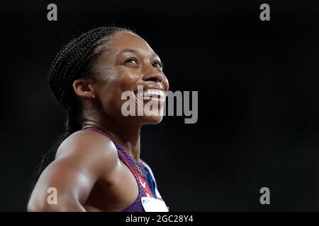 Die US-Amerikanerin Allyson Felix reagiert, nachdem sie am 14. Tag der Olympischen Spiele in Tokio 2020 in Japan beim 400-m-Finale der Frauen im Olympiastadion Bronze gewonnen hat. Bilddatum: Freitag, 6. August 2021. Stockfoto