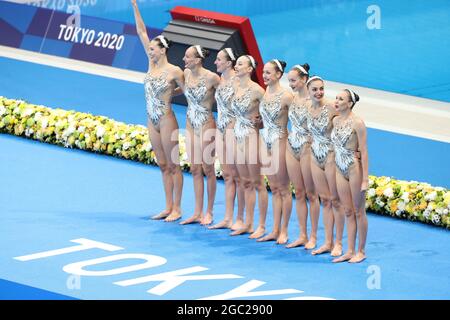 Tokio, Japan. August 2021. Tokio, Japan. 6. August 2021: Tokio, Japan. August 2021. Team Ukraine (UKR) Artistic Swimming : Team Technical Routine während der Olympischen Spiele 2020 in Tokio im Tokyo Aquatics Center in Tokio, Japan . Kredit: AFLO SPORT/Alamy Live Nachrichten Gutschrift: Aflo Co. Ltd./Alamy Live Nachrichten Stockfoto