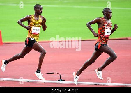Tokio, Japan. August 2021. TOKIO, JAPAN - 6. AUGUST: Joshua Cheptegei aus Uganda tritt während der Olympischen Spiele 2020 im Olympiastadion in Tokio am 6. August 2021 beim Finale der Männer über 5000 m an (Foto: Andy Astfalck/Orange Picics) Credit: Orange Pics BV/Alamy Live News Stockfoto