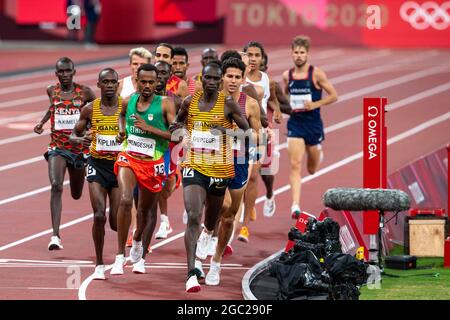 Tokio, Japan. August 2021. TOKIO, JAPAN - 6. AUGUST: Joshua Cheptegei aus Uganda tritt während der Olympischen Spiele 2020 im Olympiastadion in Tokio am 6. August 2021 beim Finale der Männer über 5000 m an (Foto: Andy Astfalck/Orange Picics) Credit: Orange Pics BV/Alamy Live News Stockfoto