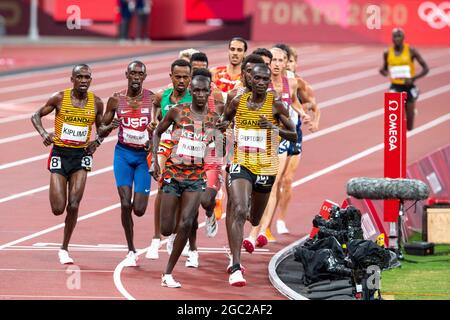 Tokio, Japan. August 2021. TOKIO, JAPAN - 6. AUGUST: Joshua Cheptegei aus Uganda tritt während der Olympischen Spiele 2020 im Olympiastadion in Tokio am 6. August 2021 beim Finale der Männer über 5000 m an (Foto: Andy Astfalck/Orange Picics) Credit: Orange Pics BV/Alamy Live News Stockfoto