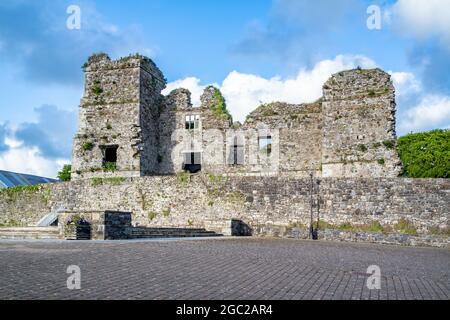 Die Burgruine in Manorhamilton, errichtet 1634 von Sir Frederick Hamilton - County Leitrim, Irland. Stockfoto