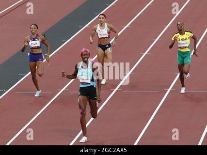 Tokio, Japan. August 2021. Shaunae Miller-Uibo von den Bahamas feiert das Überschreiten der Ziellinie und den Gewinn der Goldmedaille im 400-m-Finale der Frauen bei den Olympischen Sommerspielen 2020 in Tokio, Japan, am Freitag, den 6. August 2021. Foto von Bob Strong/UPI Credit: UPI/Alamy Live News Stockfoto