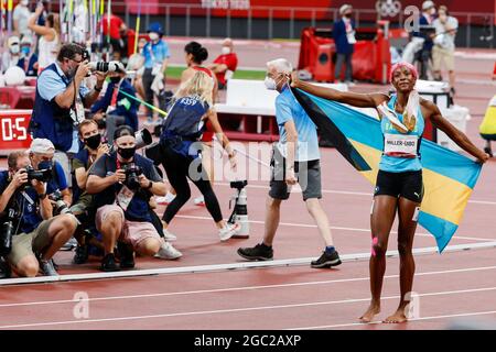 Tokio, Japan. August 2021. Shaunae Miller-Uibo von den Bahamas feiert am Freitag, den 6. August 2021, nach dem Gewinn von Gold im 400-m-Finale der Frauen im Olympiastadion während der Olympischen Sommerspiele 2020 in Tokio, Japan. Shaunae Miller-Uibo von den Bahamas nahm Gold mit einer Zeit von 48.36, Marileidy Paulino von der Dominikanischen Republik nahm Silber mit einer Zeit von 49.20 und Allyson Felix von den Vereinigten Staaten nahm Bronze mit einer Zeit von 49.46. Foto von Tasos Katopodis/UPI Credit: UPI/Alamy Live News Stockfoto