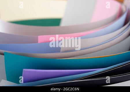 Papier in lebendigen, hellen Pastellfarben. Farbenfroher, abstrakter Vollformat-Bildstil mit Textur. Stockfoto
