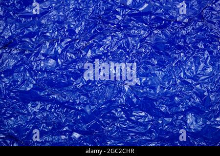 Zerknittert Zellophan hell blau transparent Kunststoff Papier Textur abstrakten Hintergrund. Stockfoto