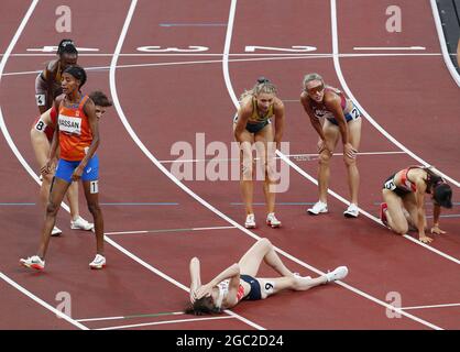 Tokio, Japan. August 2021. Die Athleten atmen durch, nachdem sie am Freitag, den 6. August 2021, beim 1500-m-Finale der Frauen bei den Olympischen Sommerspielen 2020 in Tokio, Japan, gegeneinander antreten. Foto von Bob Strong/UPI Credit: UPI/Alamy Live News Stockfoto