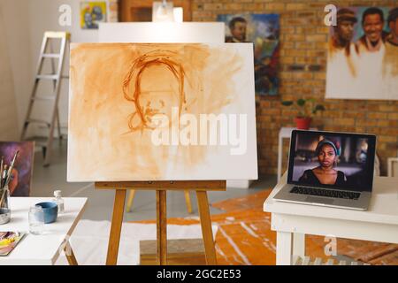Moderne abstrakte Ölgemälde auf Leinwand sitzen auf Staffelei im Künstleratelier Stockfoto