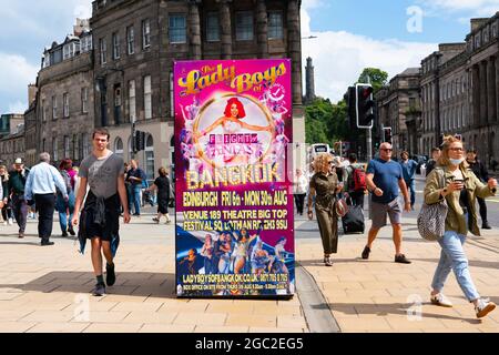 Edinburgh, Schottland, Großbritannien. August 2021. Bilder von der Royal Mile in der Altstadt von Edinburgh am Eröffnungstag des Edinburgh Fringe Festivals 2021. Das Festival sieht ganz anders aus als vor zwei Jahren. Nur sehr wenige Straßenaufführungsräume sind erlaubt und deutlich weniger Touristen sind zu sehen. Auch eine hohe Sichtbarkeit der Polizei, es gibt mehr Polizeibeamte als Darsteller auf der Straße, steht in einem deutlichen Kontrast zu den Vorjahren. PIC; Plakat-Werbefestival-Show der Lady Boys aus Bangkok auf der Princes Street. Iain Masterton/Alamy Live Nachrichten. Stockfoto