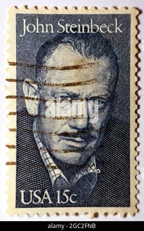 Eine in den USA gedruckte Briefmarke zeigt den berühmten amerikanischen Schriftsteller John Ernst Steinbeck Jr ( 1902 - 1968 ), amerikanischen Autor, Schriftsteller und Nobelpreisträger Stockfoto