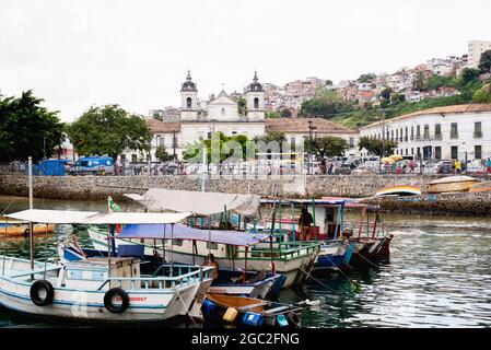 Salvador, Bahia, Brasilien - 15. September 2018: Blick auf die Messe São Joquim in Salvador, Bahia in einer geschäftigen Kundenbesonnen. Stockfoto