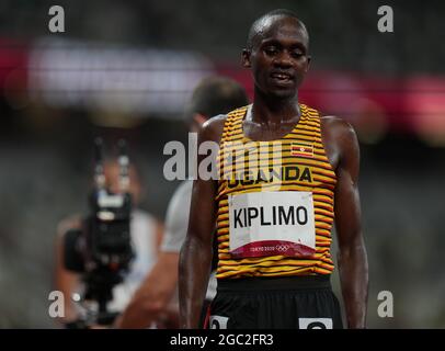 Tokio, Japan. Tokio, Japan. 6. August 2021; Olympiastadion, Tokio, Japan: Tag der Olympischen Sommerspiele 14 in Tokio 2020; Finale der Männer über 5000 m; KIPLIMO Jacob aus Uganda schaut nach unten, als er nach dem Pace auf den 5. Platz kommt Credit: Action Plus Sports Images/Alamy Live News Credit: Action Plus Sports Images/Alamy Live News Stockfoto