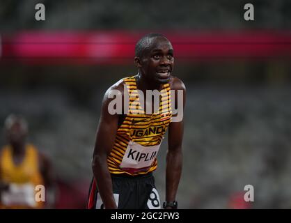 Tokio, Japan. Tokio, Japan. 6. August 2021; Olympiastadion, Tokio, Japan: Tag der Olympischen Sommerspiele 2020 in Tokio 14; Finale der Männer über 5000 m; KIPLIMO Jacob von Uganda schaut nach oben, als er nach dem Festlegen des Tempos auf den fünften Platz kommt Credit: Action Plus Sports Images/Alamy Live News Credit: Action Plus Sports Images/Alamy Live News Stockfoto