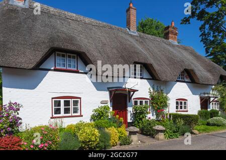 England, Hampshire, Test Valley, Wherwell, Reetgedeckte Cottages im Frühling Stockfoto