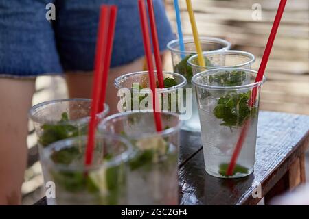 Junge Frau auf einer Junggesellinnenparty macht einen Mojito-Cocktail für die Firma. Anweisungen zur Vorbereitung. Schritt 2. Hochwertige Fotos Stockfoto