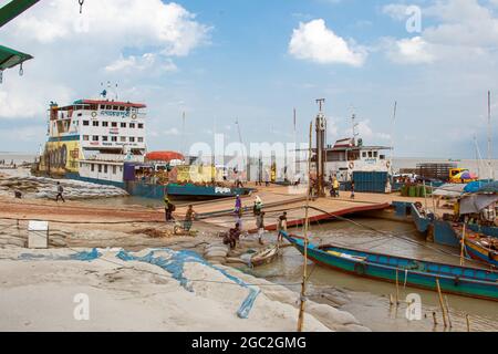 Mawa Ferry Ghat in padma Fluss . Stockfoto