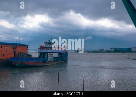 Mawa Ferry Ghat und padma Brücke in einem Rahmen . Stockfoto