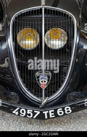 MULHOUSE, FRANKREICH, 28. Juni 2021 : Grille eines alten Autos. Die Cité de l'automobile oder Schlumpf Collection beherbergt die weltweit größte Sammlung von Autos Stockfoto