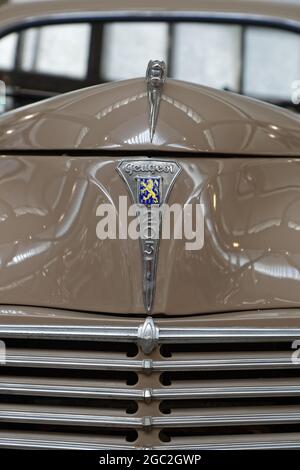 MULHOUSE, FRANKREICH, 28. Juni 2021 : Grille eines alten Autos. Die Cité de l'automobile oder Schlumpf Collection beherbergt die weltweit größte Sammlung von Autos Stockfoto