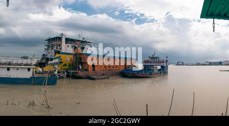 Mawa Ferry Ghat und padma Brücke in einem Rahmen . Stockfoto