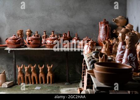 Maragogipino, Bahia, Brasilien - 31. August 2018: Herstellung von Keramikvasen in einer Töpferei in Maragogipino. Stockfoto