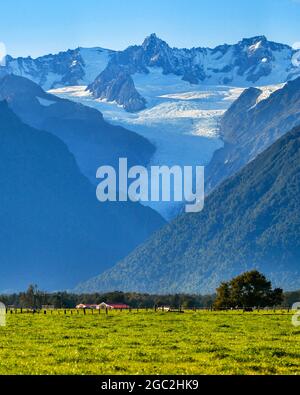 (210806) -- WELLINGTON, 6. August 2021 (Xinhua) -- das Foto vom 19. April 2019 zeigt einen Blick auf den Fox Glacier an der Westküste der Südinsel Neuseelands. Der neuseeländische Fox Glacier ist seit langem eine international bekannte Touristenattraktion. Rob Jewell, CEO von Fox Glacier guiding, ist jedoch zutiefst besorgt über die Stornierungen der Buchung nach der achtwöchigen Pause der Reiseblase Trans-Tasman, die Ende Juli eingeführt wurde, in der Regel die goldene Saison für Unternehmen der Gemeinde Fox Glacier, einem abgelegenen und kleinen Ausflugsziel in Neuseeland. ZUM FEATURE: Neuseelands Abgeschiedenheit Stockfoto