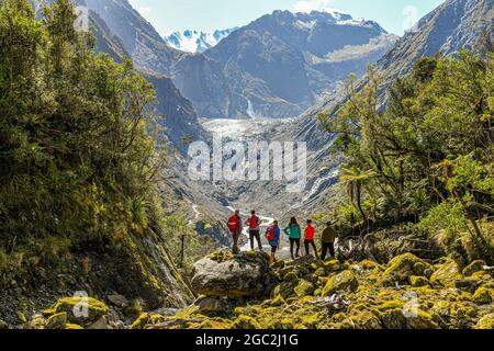 (210806) -- WELLINGTON, 6. August 2021 (Xinhua) -- Wanderer stehen am Fuße des Fox Glacier an der Westküste der Südinsel Neuseelands, 24. November 2020. Der neuseeländische Fox Glacier ist seit langem eine international bekannte Touristenattraktion. Rob Jewell, CEO von Fox Glacier guiding, ist jedoch zutiefst besorgt über die Stornierungen der Buchung nach der achtwöchigen Pause der Reiseblase Trans-Tasman, die Ende Juli eingeführt wurde, in der Regel die goldene Saison für Unternehmen der Gemeinde Fox Glacier, einem abgelegenen und kleinen Ausflugsziel in Neuseeland. ZUM FEATURE: Neuseelands entferntes t Stockfoto