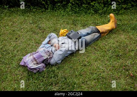 Erntehelfer, der eine Radiopause in der Hacienda San Alberto macht, der am meisten ausgezeichneten Kaffeeplantage in Kolumbien. Stockfoto