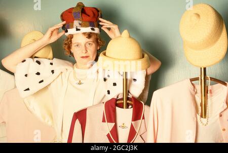 Die britische Modedesignerin Vivienne Westwood bei ihrem Worlds End Chelsea Store London UK 1987 Stockfoto