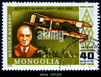 MONGOLEI - UM 1978: Eine in der Mongolei gedruckte Marke zeigt Geoffrey de Havilland und D. H. 66 Hercules, 1920er Jahre, British Aviation Pioneer und Flugzeuge en Stockfoto